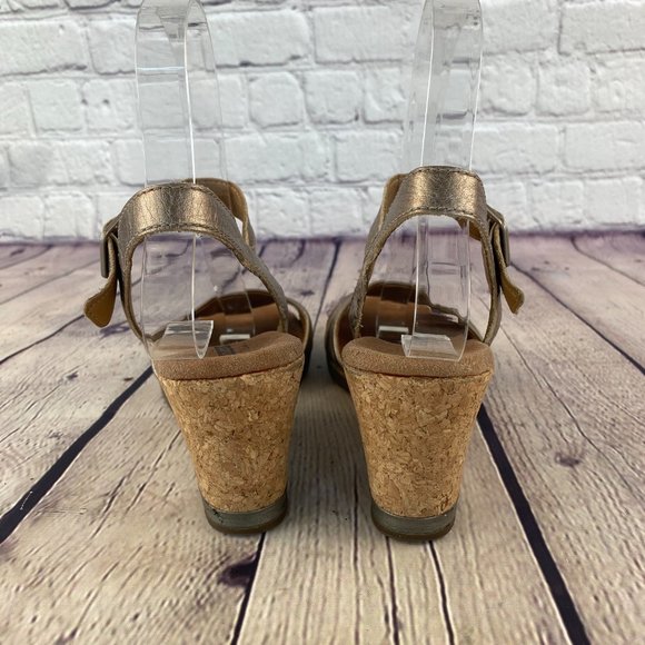 Clarks Gunmetal-Toned Solid Wedge Sandals - Picture 8 of 10